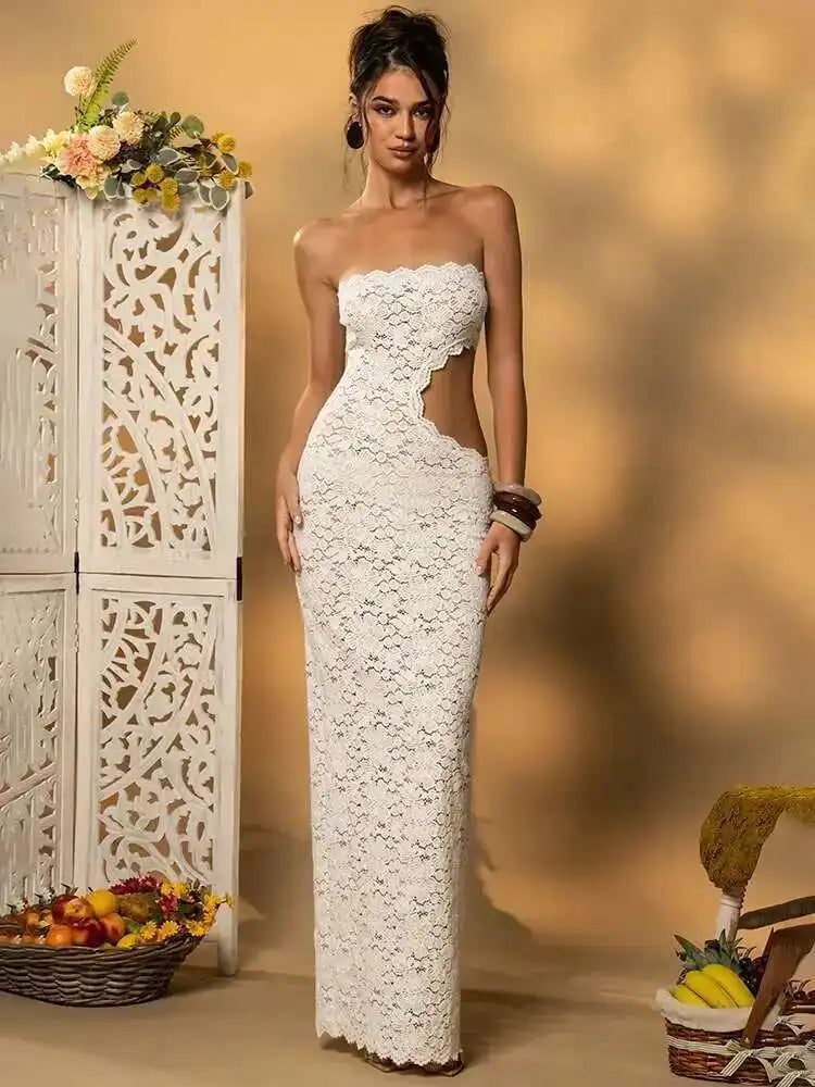 Vestido Branco em Renda Recortado